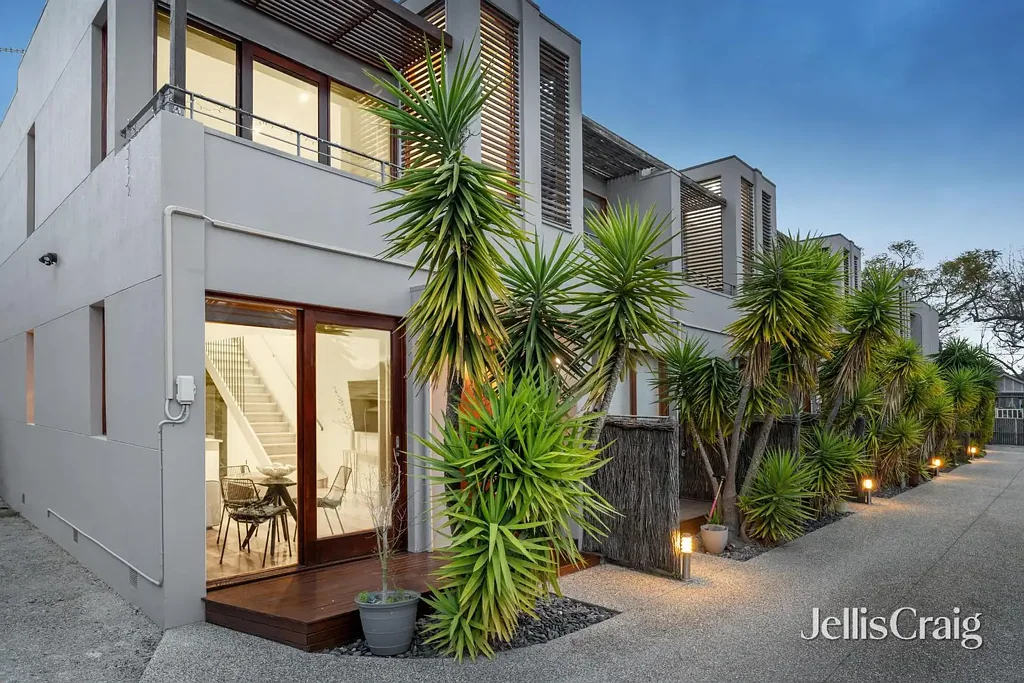 Caulfield North 2कमरा Contemporary warmth in a lifestyle locale