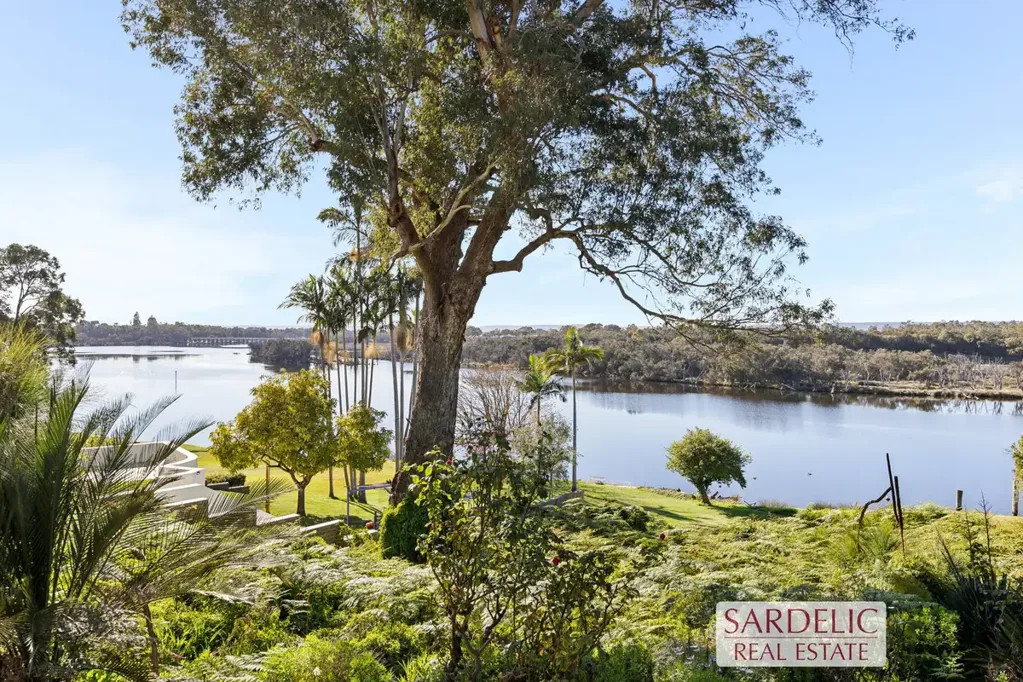 ABSOLUTE RIVERFRONT APARTMENT!