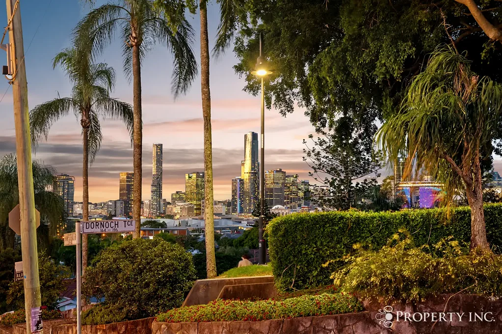 Highgate Hill 稀有436sqm空地 朝北朝向优越 城市景观壮丽 步行可达名校商圈 内城区生活便捷 激发无限想象 Where City Views Meet Imagination.