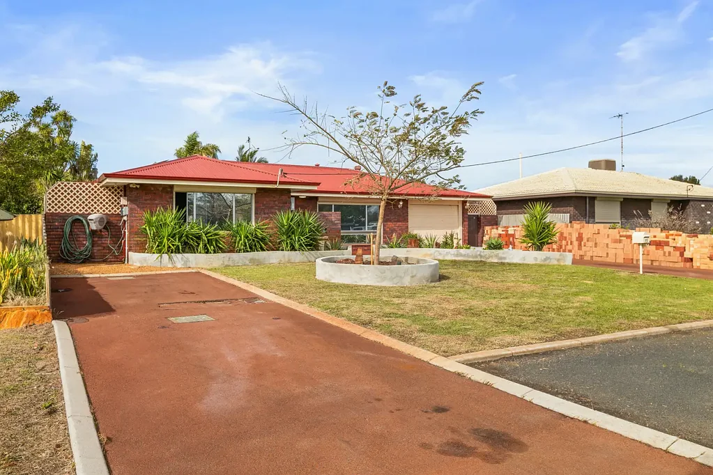 Carey Park 4 Slaapkamer GUIDING $700,000's