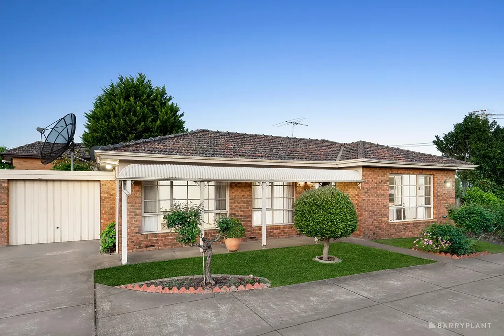 Bulleen 2房 低维护单层单元 私人花园带锁车库 开放式设计 自然采光充沛 便利生活配套 精明投资首选 You’re not buying a home — you’re buying a lifestyle! This is a rare gem!