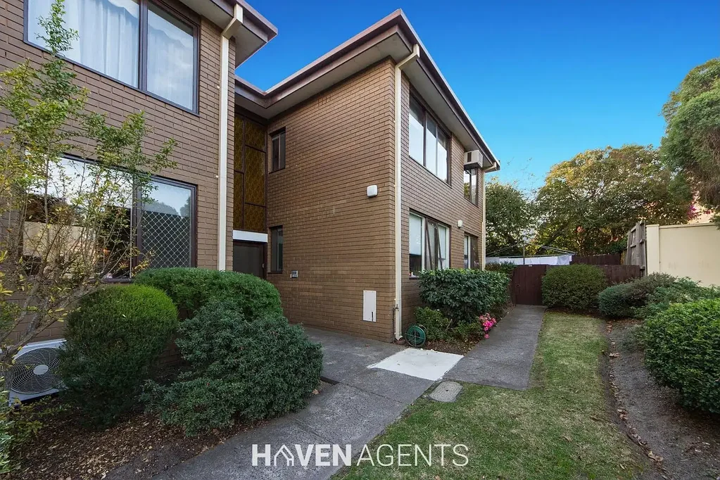 PERFECTLY LOCATED - TWO BEDROOM APARTMENT WITH GARAGE NEXT TO PARK! I HAVEN AGENTS