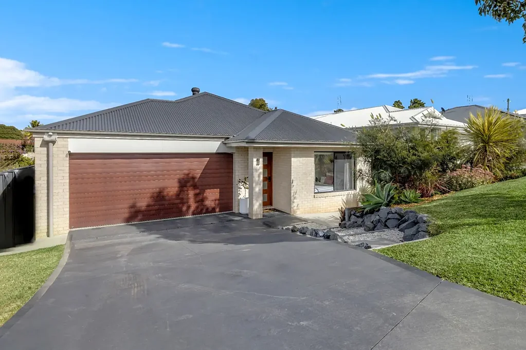 West Kempsey 4 Bedroom Stylish and Spacious 3 Year Old Home