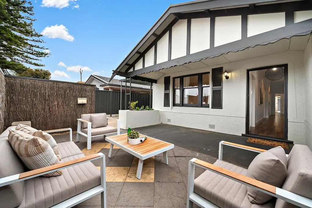 Glenelg South 3ਬੈੱਡਰੂਮ A Charming Coastal Homette with Space, Warmth & Effortless Indoor-Outdoor Living