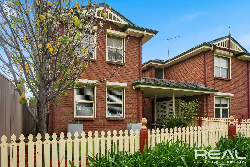 Elizabeth North 3 Bedroom 3 Bedroom townhouse in prime location with all the trimmings