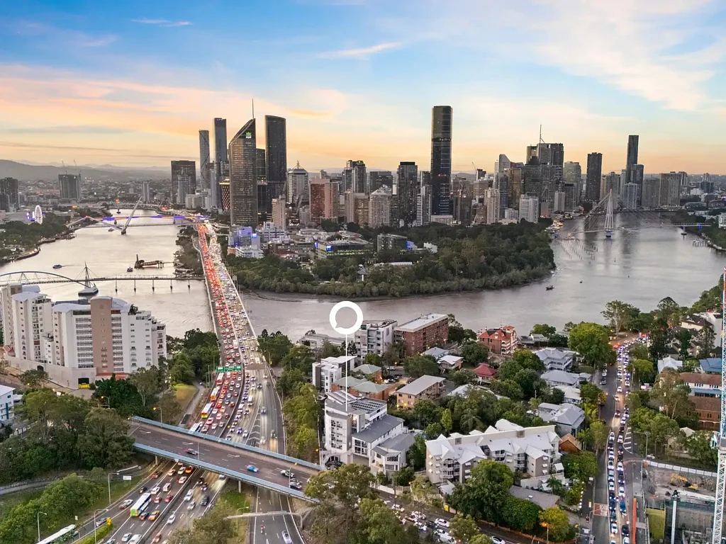 Kangaroo Point 3房 内城联排别墅 三层布局 主卧套间 双车库 游泳池桑拿 东区名校区 INNER CITY LIVING