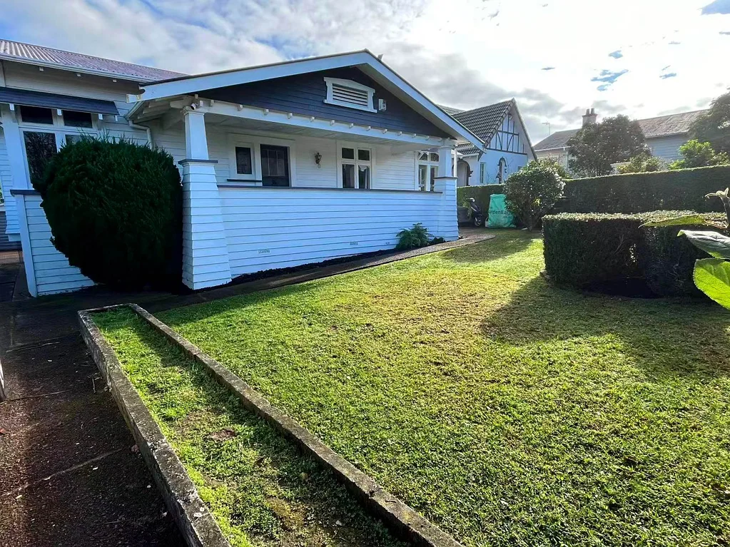 FANTASTIC LOCATION IN MT ALBERT