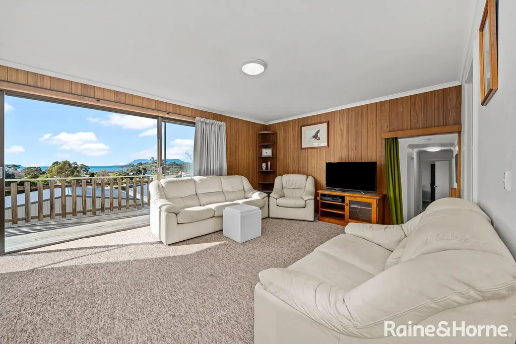 Orford 5 Bedroom Spacious Coastal Haven with Uninterrupted Maria Island Views
