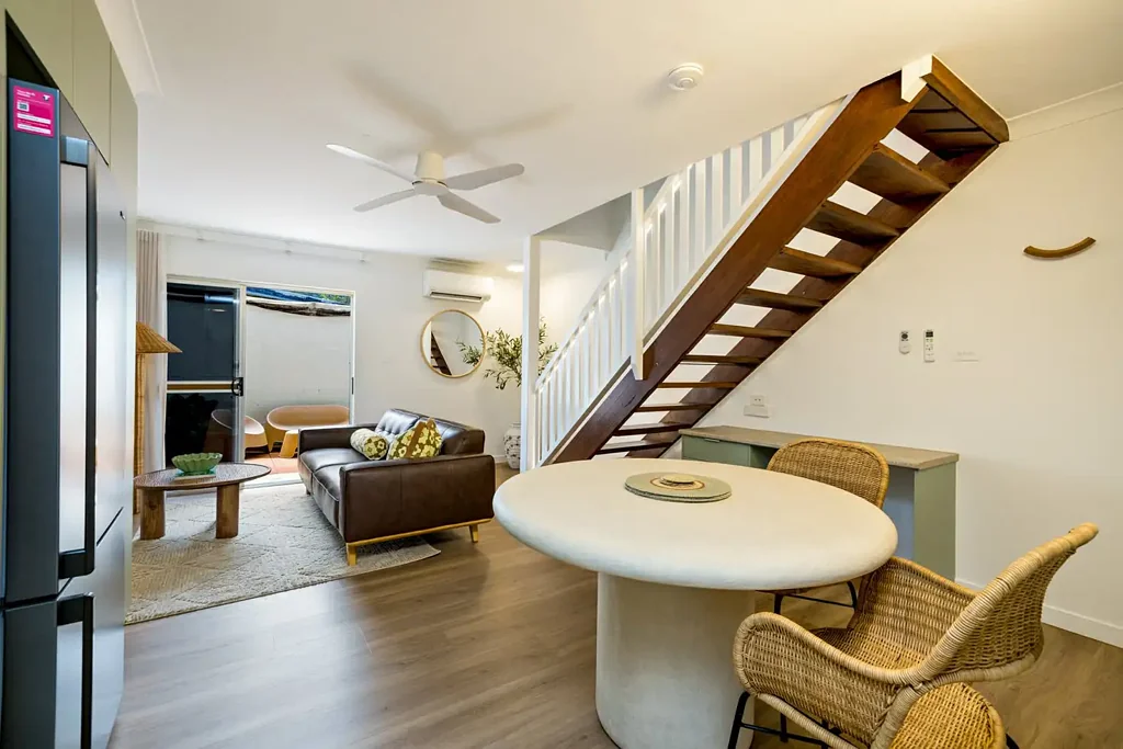 Edge Hill 2Moenga Modernised Townhouse in Prestigious Edge Hill