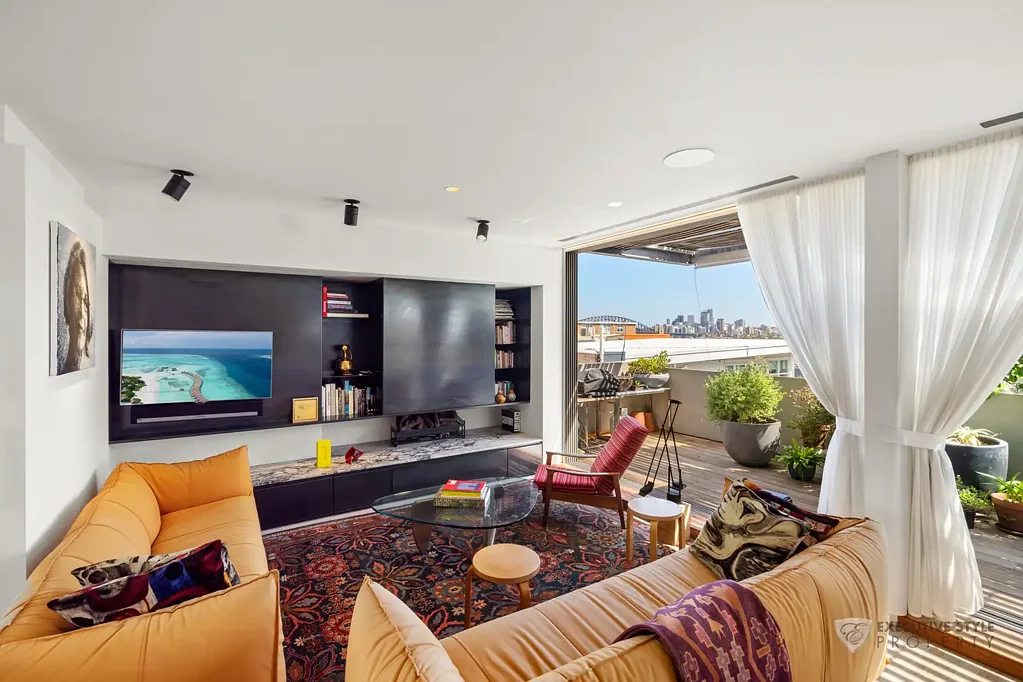 DREAM LIVING IN POTTS POINT WITH CITY VIEWS AND PRIVATE OUTDOOR TERRACE