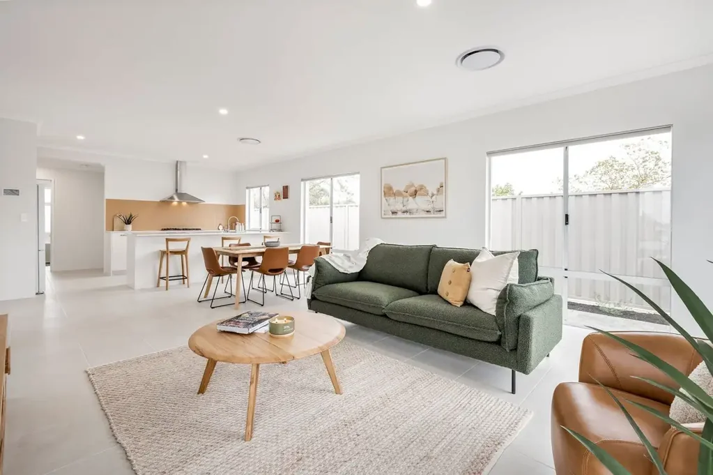 South Bunbury 3 Bedroom Stylish Fully Furnished Near-New Unit