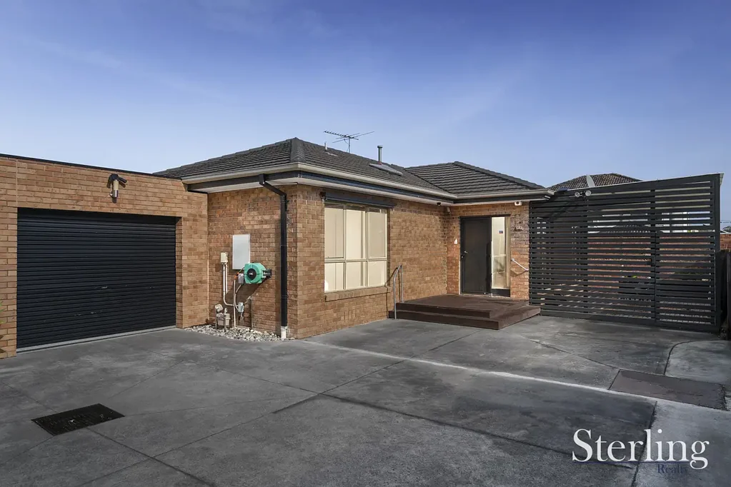Tullamarine 3房 家庭友好街道 私密安全环境 现代砖砌住宅 设计时尚风格 独立产权无费 三间宽敞卧室 定制内置衣柜 主卧全套卫浴 设计师奢华厨房 石材台面烤箱 开放式采光足 遮蔽优雅甲板 低维护后院佳 灰色木纹地板 管道供暖冷气 Tullamarine学近 零售餐饮便捷 交通四通八达 Position Perfect
