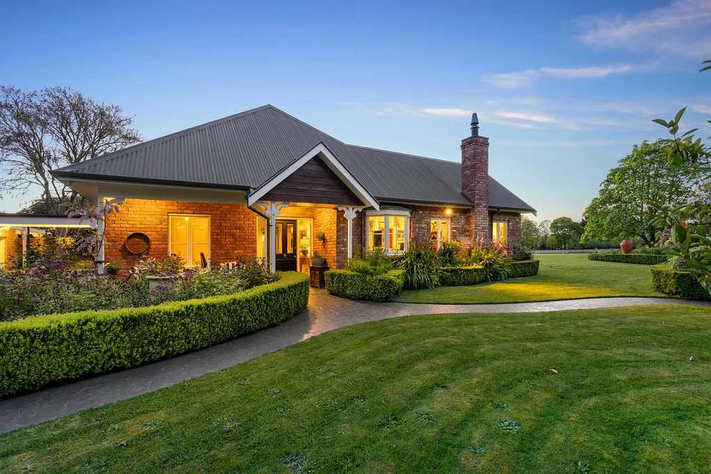 Redwood Valley 4房  Country Elegance with Big Sheds & Opportunity