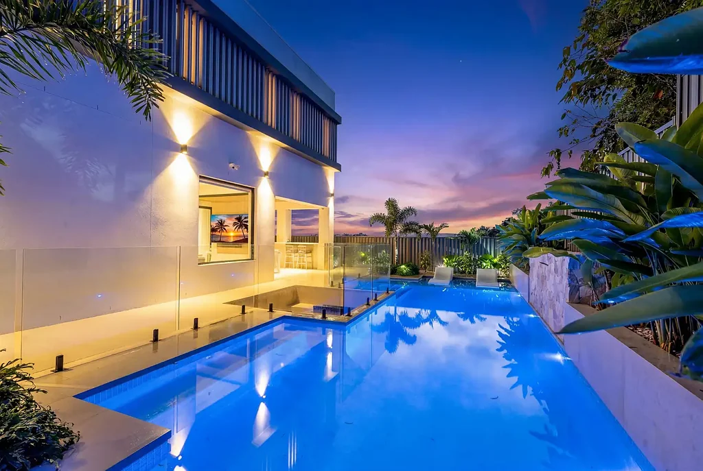 Worongary 5ห้องนอน Architectural Grandeur Elevated Above the Skyline