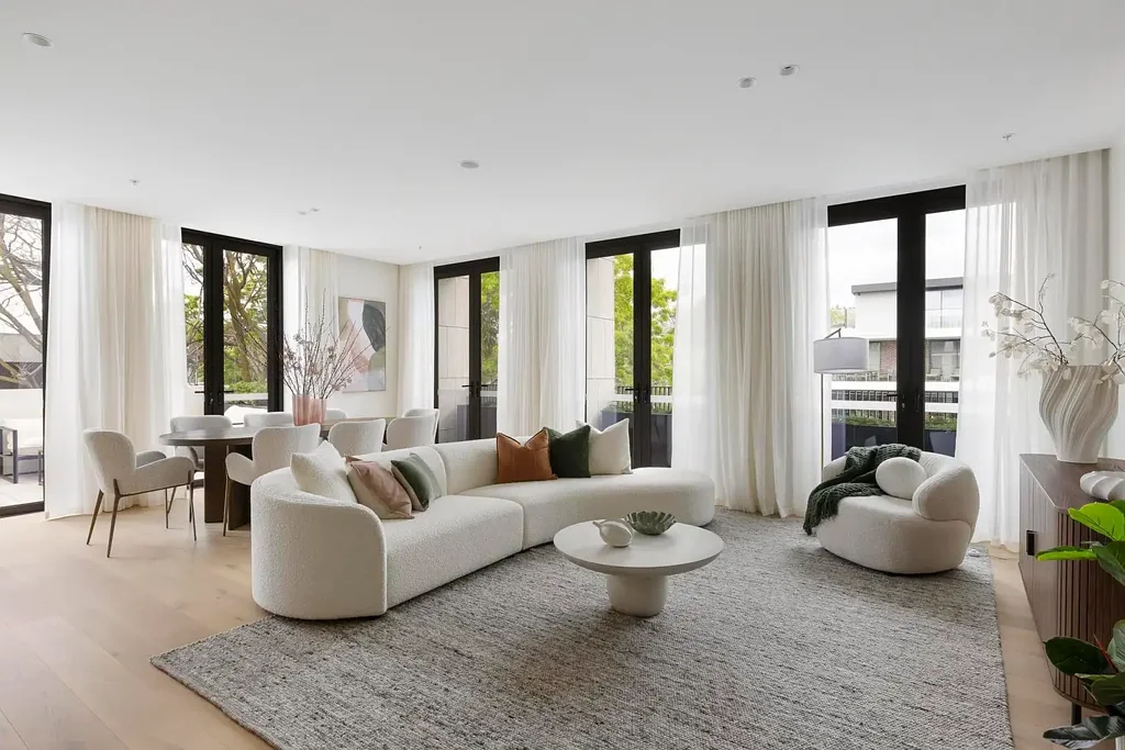 Toorak 3房 Toorak永恒遗产 现代建筑回应 地板到天花板窗 滑动玻璃墙连接露台 Miele高端电器 主套房带步入式衣帽间 精致景观设计 优雅功能性持久 ADA Toorak