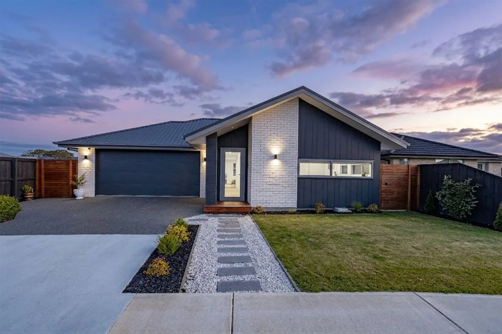 Woodend 3 Slaapkamer Near-New, Up-Spec’d & Ready to Impress