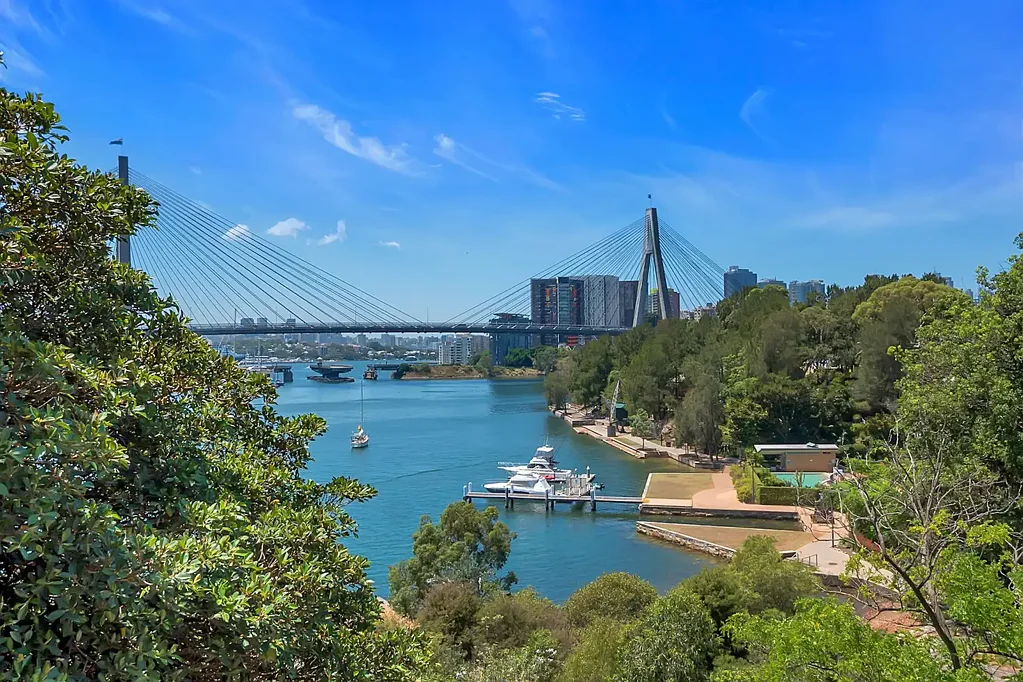 Harbour views in tranquil Glebe locale