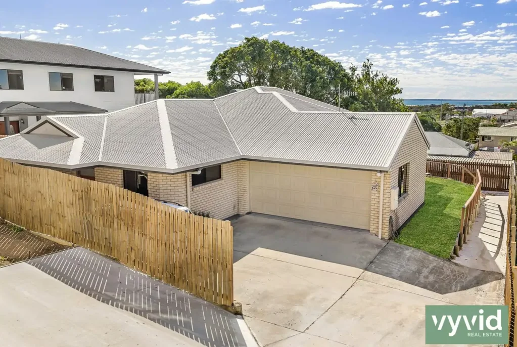 Modern & Stylish Living in South Gladstone With Ocean Views