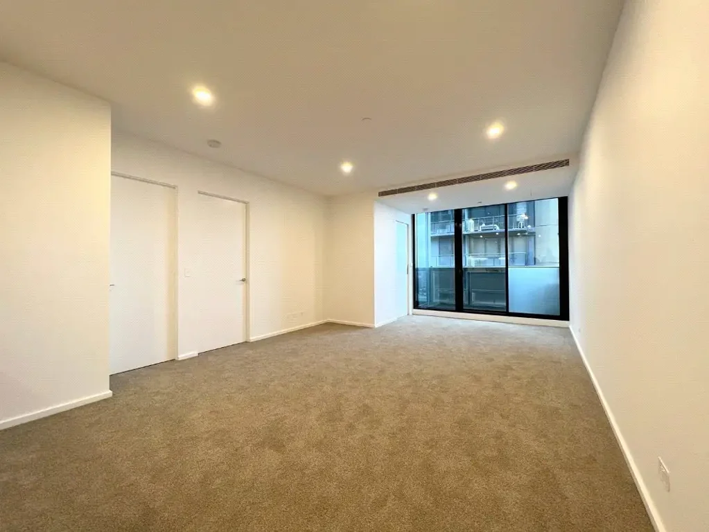 MAGNIFICENT CORNER THREE BEDROOM APARTMENT LOCATED IN HEART OF SOUTHBANK
