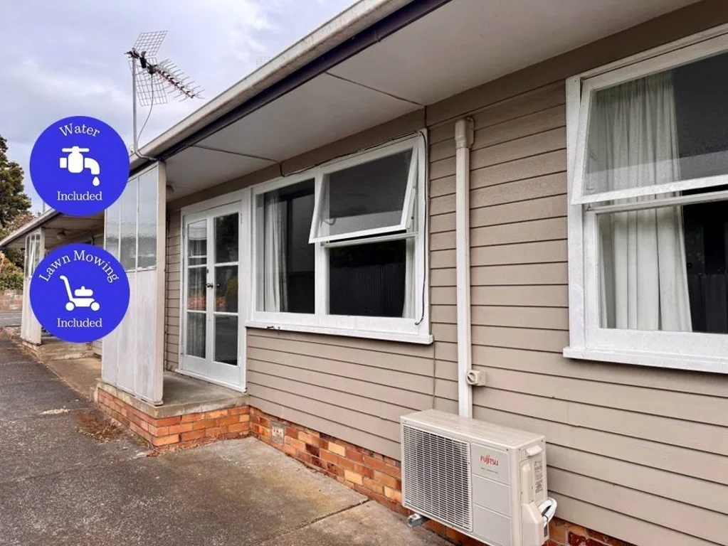 Hot Property Alert! Water and Lawn included