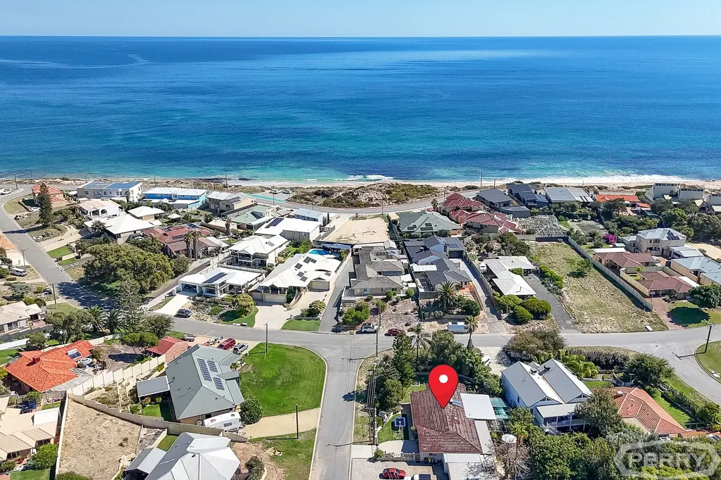 Halls Head 5房  TRIPLEX DEVELOPER'S DREAM NEAR THE BEACH ON 1,222m2 BLOCK