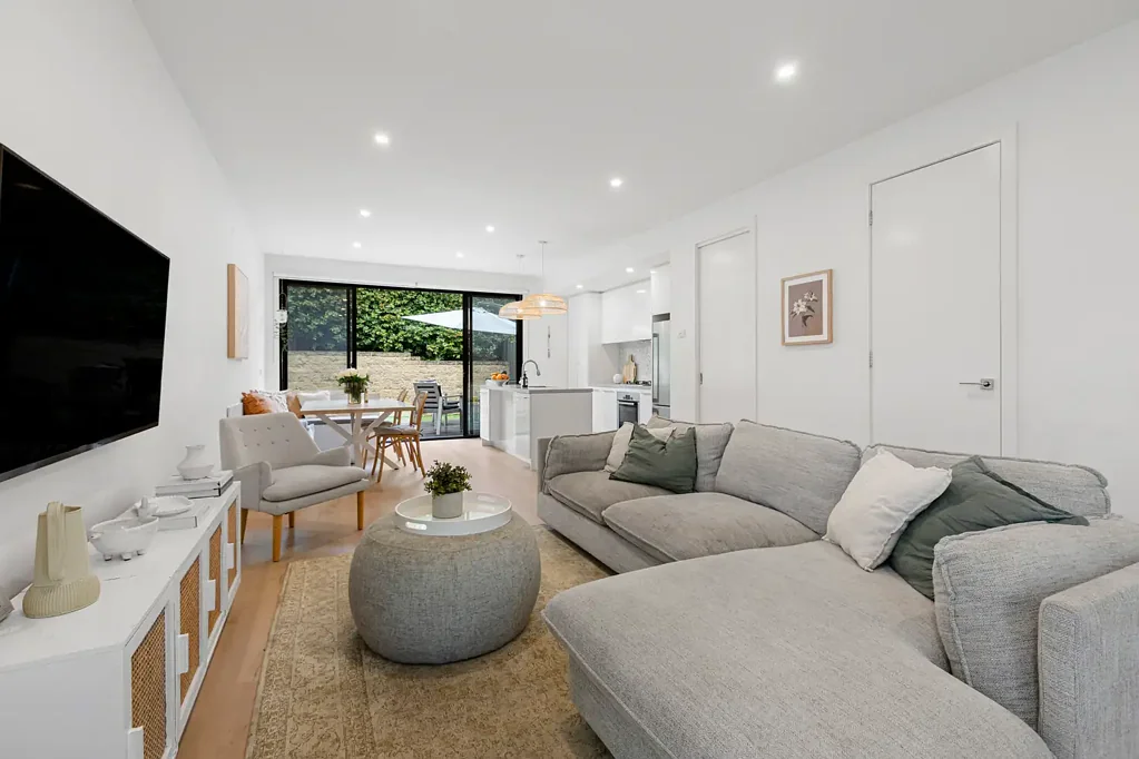 Cheltenham 3房 全新联排别墅 现代 风格 光线 低维护 生活便利 主卧套间 三房宽敞 优质电器 车棚 停车位 公交近邻 Sale by Close Date (Unless Sold Prior) Tuesday 25th November 4:00PM!