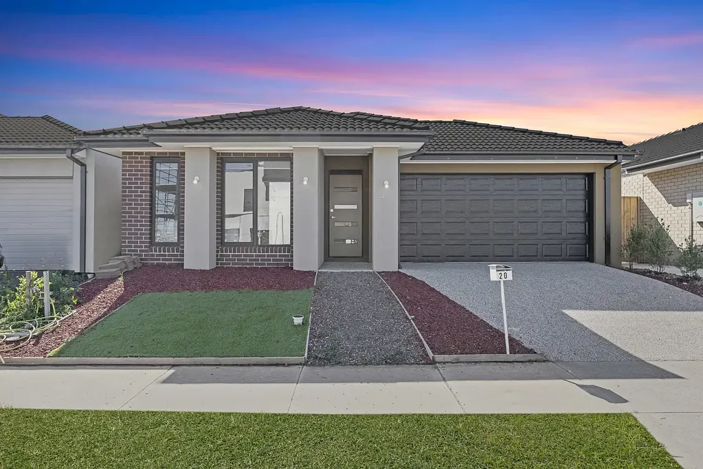 Stunning 4-Bedroom Family Home in Prime Tarneit Location!!
With 2 Living Areas...