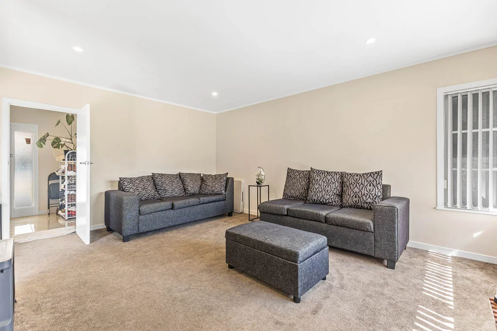Mangere East 4房 业主诚意出售，机不可失！坚固砖瓦住宅，全面翻新，全围栏花园，拎包入住！ Rare Chance - Act Before It's Gone!