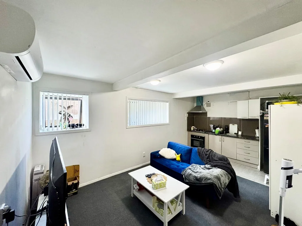 Spacious 3-Bedroom, 2 Bathroom Unit in Prime Mount Roskill Location