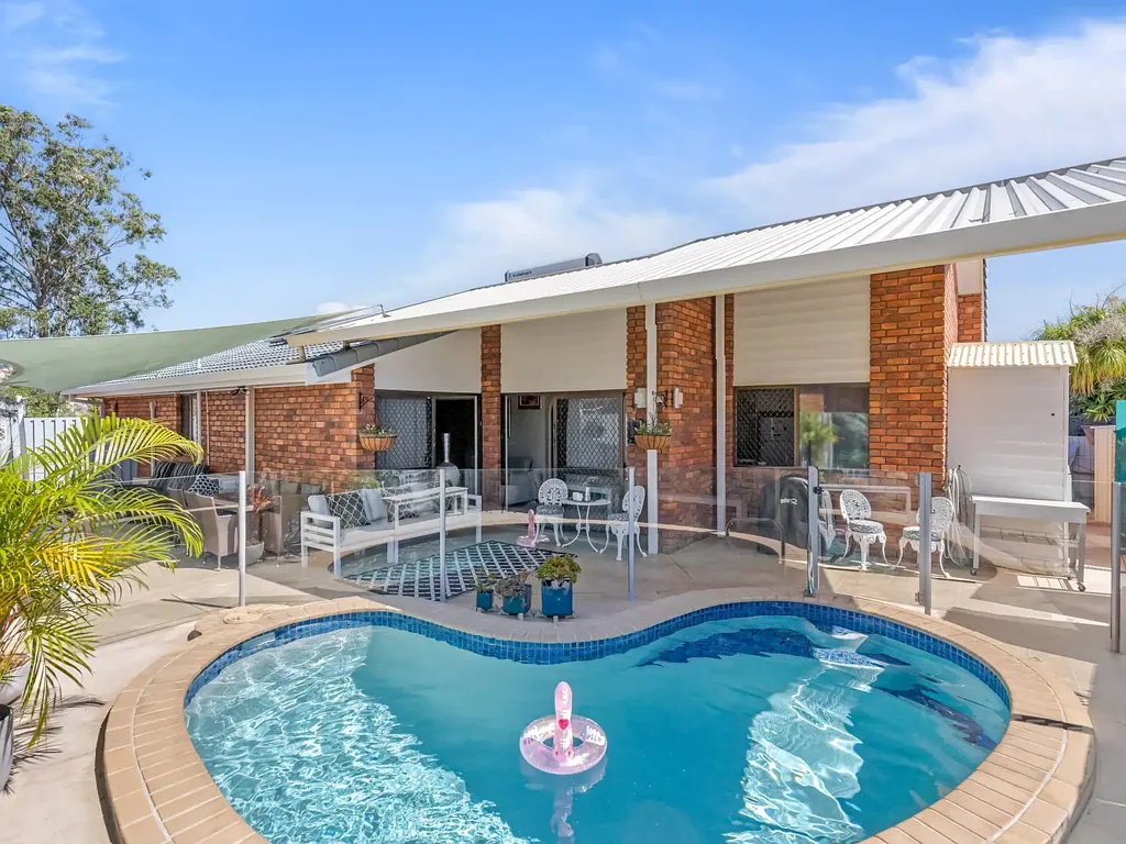 Robina 3房  COMPACT, CONVENIENT...AND YES, THERE'S A POOL!