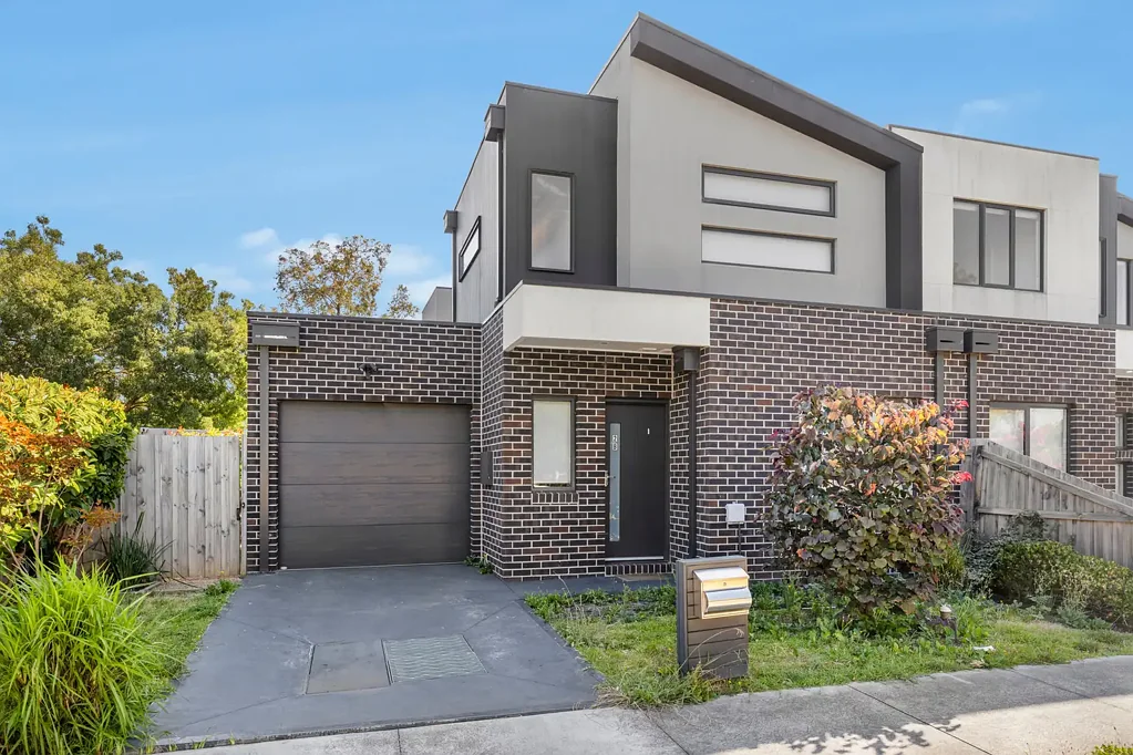 Heidelberg West 3ห้องนอน Stunning three-bedroom townhouse with private driveway on 186m2 of land