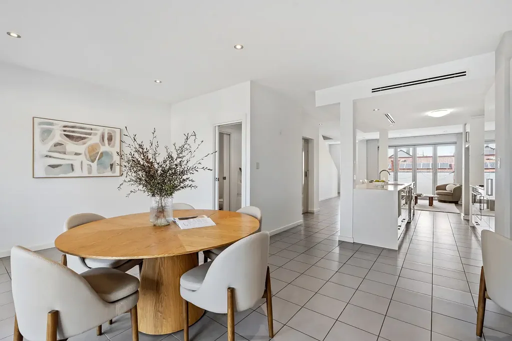 Glenelg 3Zimmer A Refined Coastal Retreat.