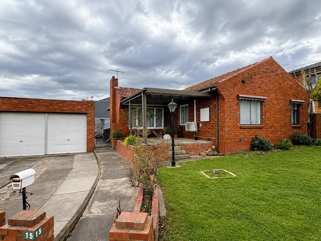 WELL MAINTAINED SPACIOUS HOME CLOSE TO MANY AMENITIES