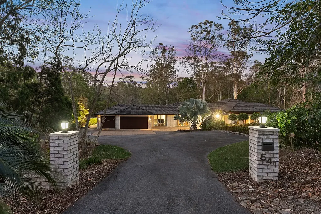 Kenmore Hills 4ห้องนอน Modern family lifestyle haven on one leafy hectare