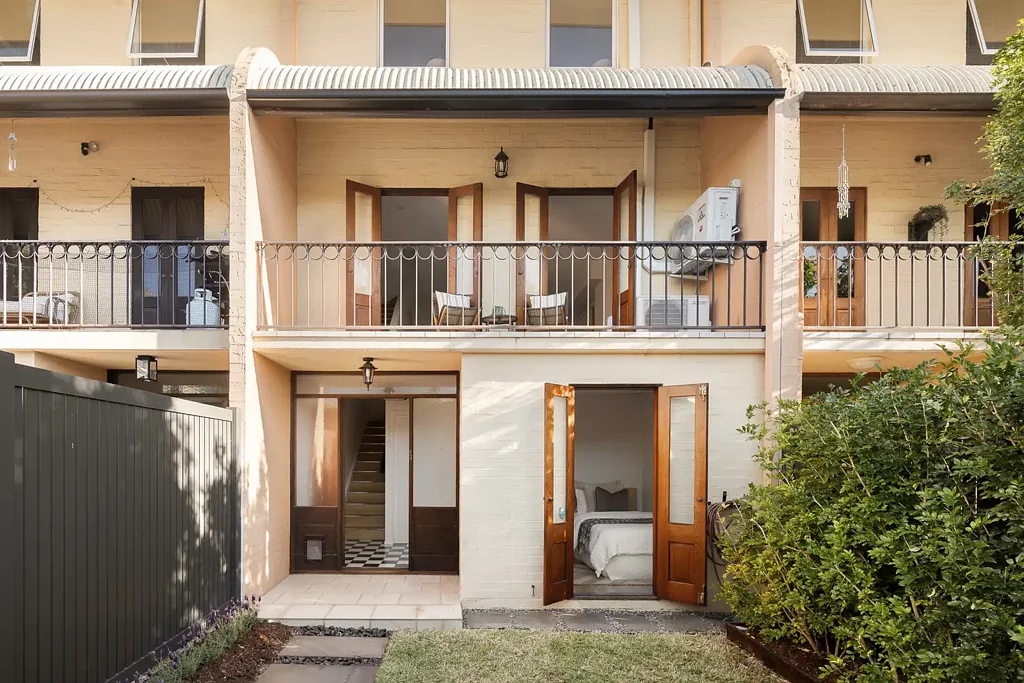 Clayfield 3બેડરૂમ Space, Light and Flexibility in this Renovated Townhouse