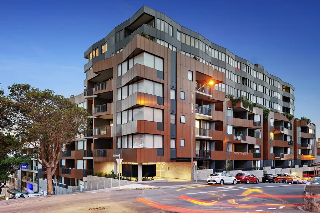 EXECUTIVE CITY APARTMENT WITH CAR PARKING