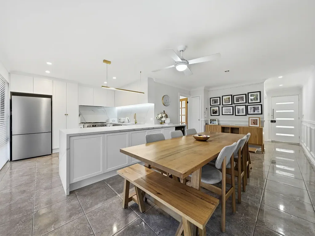 Edgewater 4房  EDGEWATER AT ITS BEST – RENOVATED FAMILY HOME WITH POOL, SOLAR & FUTURE POTENTIAL