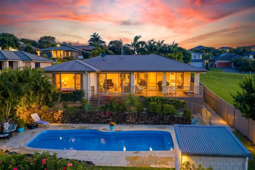 Cumbalum 5部屋 Elevated Family Living – Five Bedrooms, Sweeping Views & Sparkling Pool on a Large Block