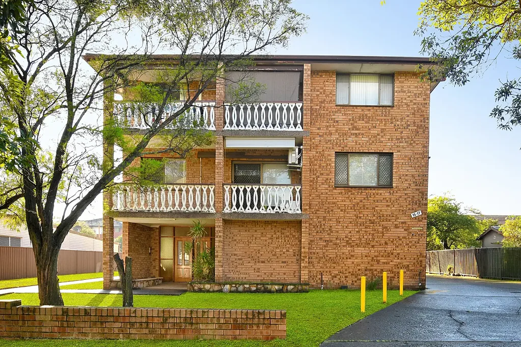 Campsie 2房 精品全砖联排 9户私享社区 东向阳光绿景 122㎡三层布局 宽敞木地板 高天花板 新鲜油漆 宠物友好 靠近Cooks River Metro站 A Unique Tri-level townhouse in a peaceful yet convenient location