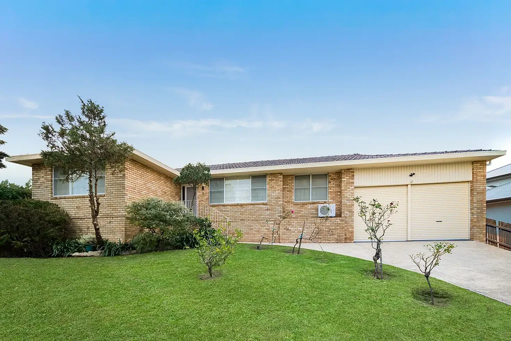 Baulkham Hills 4房 黄金地段949平地块 宽敞主卧带步入式衣帽间 独立卫浴 多功能起居区 超大型车库 高天花板 Spacious One-Owner Home on 949sqm with Endless Potential