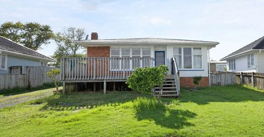 Three-bedroom home in the heart of Te Atatu Pe...