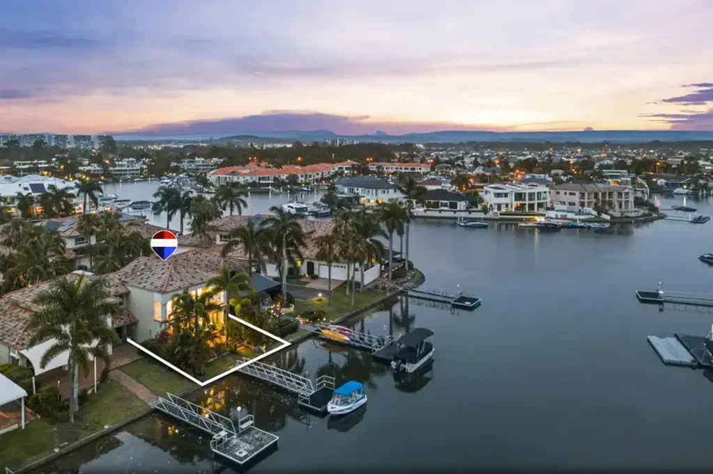 Runaway Bay 3ห้องนอน NORTH-FACING WATERFRONT SANCTUARY WITH PRIVATE PONTOON - RESORT-STYLE LIVING IN PRESTIGIOUS RUNAWAY COVE