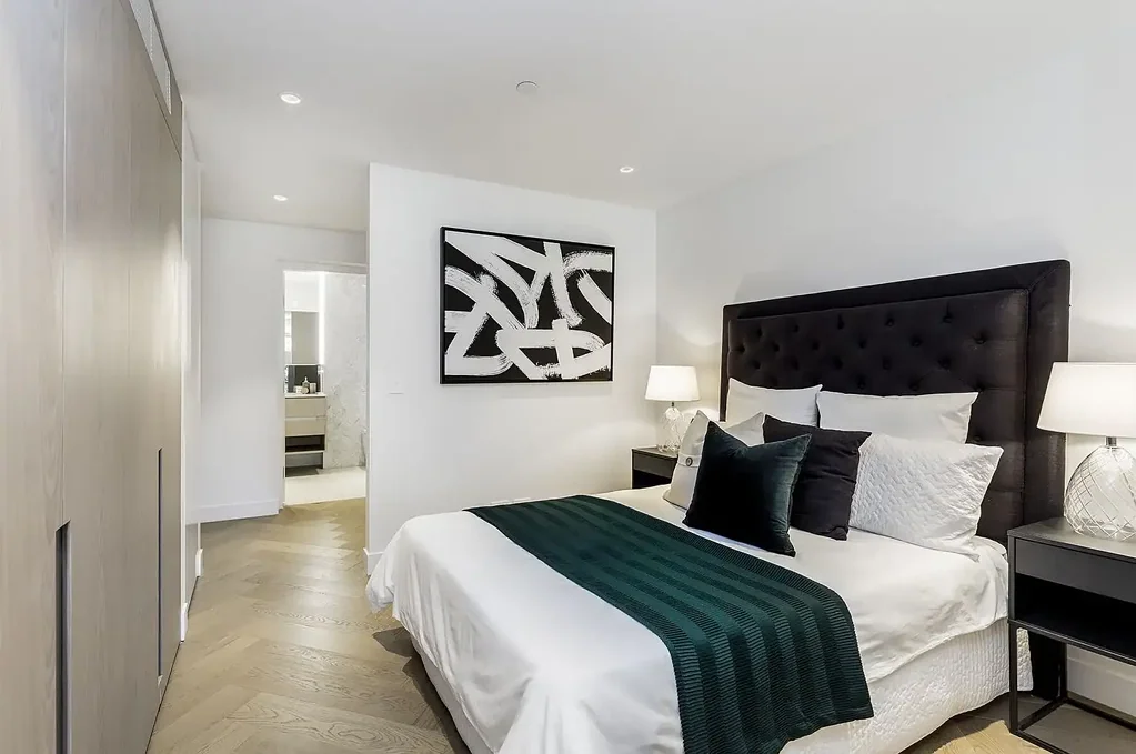Large Executive Apartment One Bed + Study