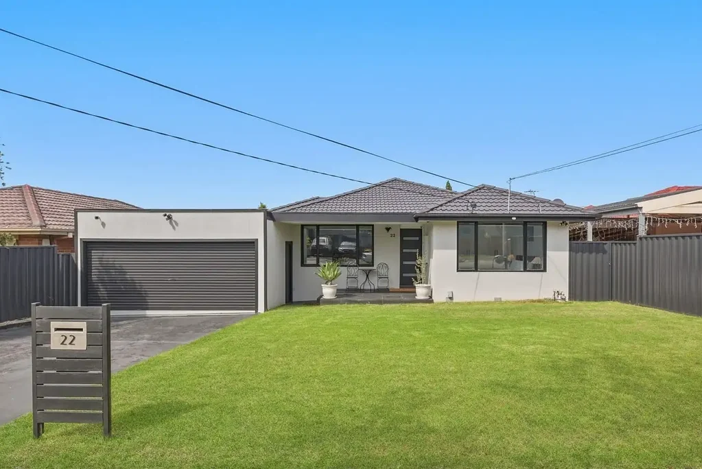 Dandenong North 4Zimmer Stunning Family Entertainer with Views, Pool & Premium Renovations