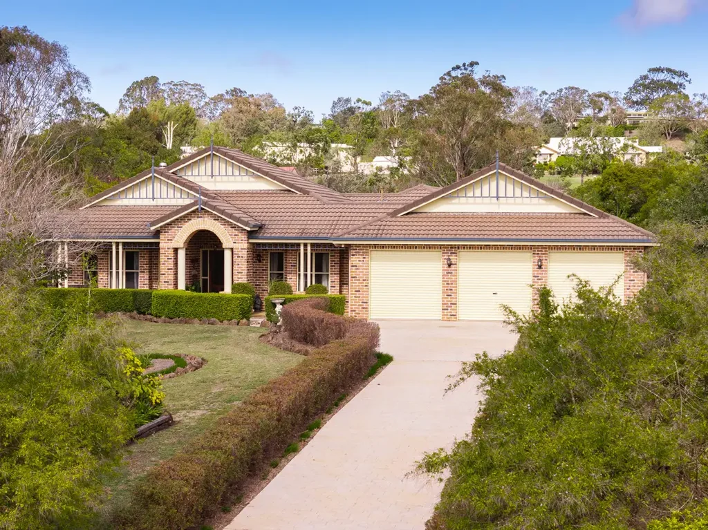 Cotswold Hills 5Moenga A Cherished Family Sanctuary on Over an Acre of Established Grounds