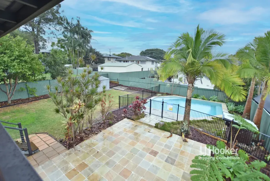 AIR CONDITIONING, POOL, SIDE ACCESS, GARDEN SHED & MORE! **p