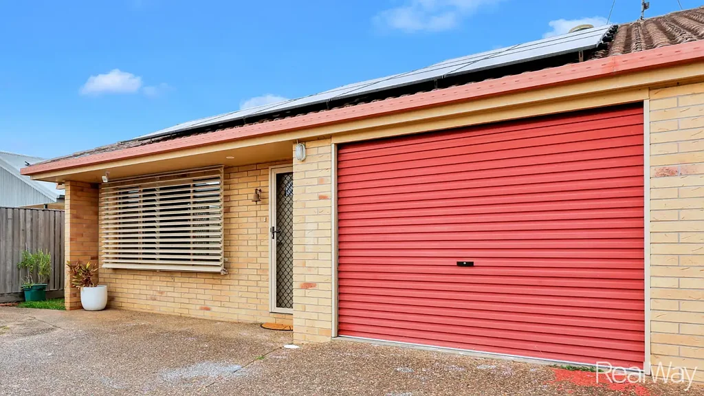 Bundaberg West 3房  Brick and Tile, Centrally Located & Nothing to Spend - This One Is Value Packed!