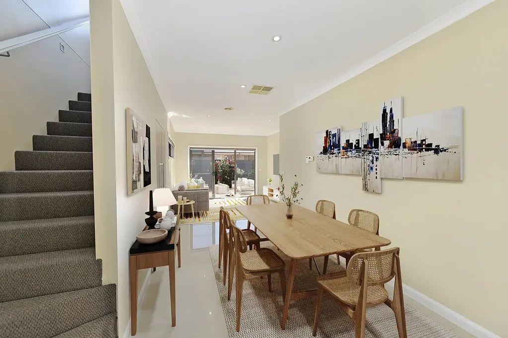 Reservoir 2房 优越地段 海滨瑰宝 高收益 高天花板
新粉刷 中央供暖 豪华厨房
户外娱乐 顶级校网 步达一切 AN IDEAL FIRST HOME