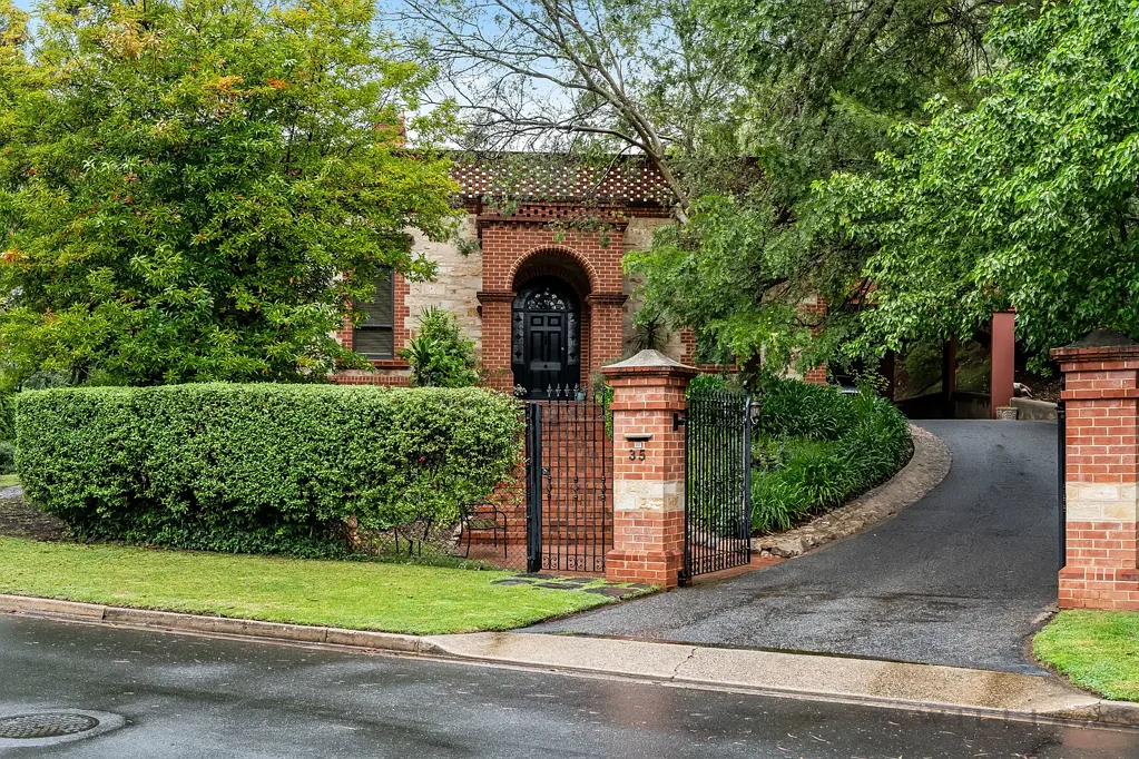 Burnside 3房  "ARCHITECTURAL ROYALTY" EXQUISITE DAVID CHENEY DESIGNER  MANOR IN PRESTIGIOUS BURNSIDE