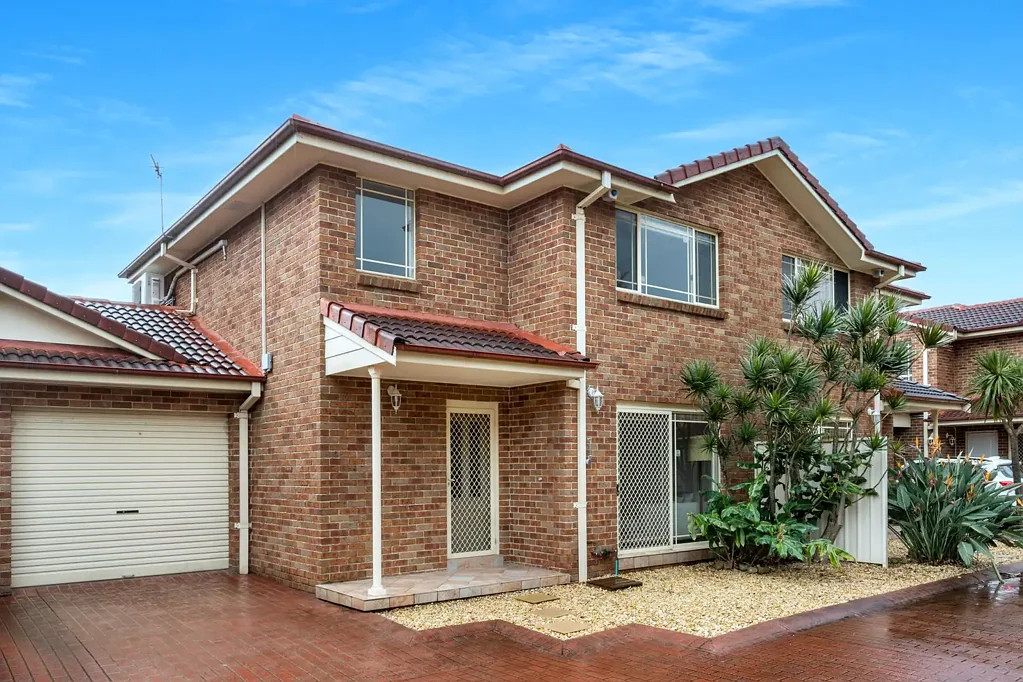 East Corrimal 2房 朝北庭院烧烤 优质厨房洗碗机 光线卧室内置柜 宽敞浴室带浴缸 内部洗衣二马桶 封闭车库便利行 Prime East Corrimal Location, Coastal Living Townhouse